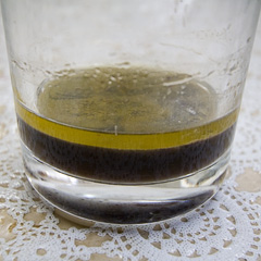 ビンの底には茶色い果汁と金色のオイルが二層になってたまります