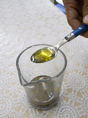 金色の上澄みだけをスプーンですくいます
