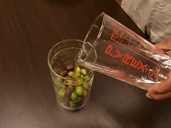 苛性ソーダ液を注ぎいれます